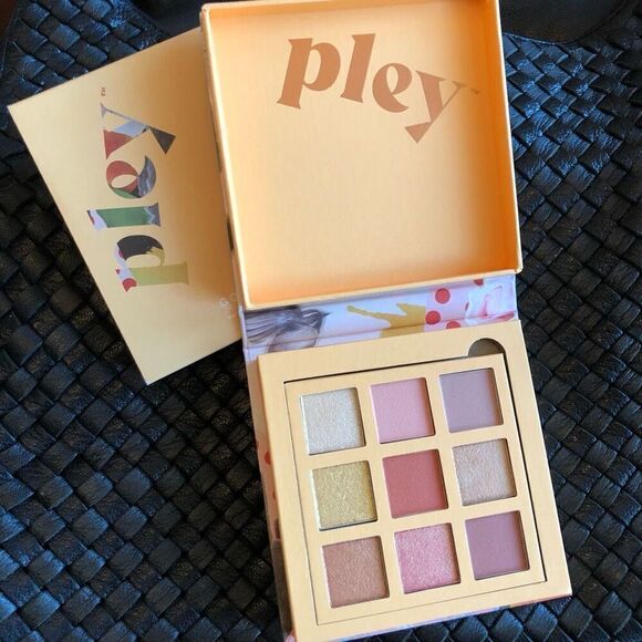 PLEY BEAUTY (by Urban Outfitters). NWT - Eyeshadow Palette in GOLDEN GIRL - Picture 7 of 13